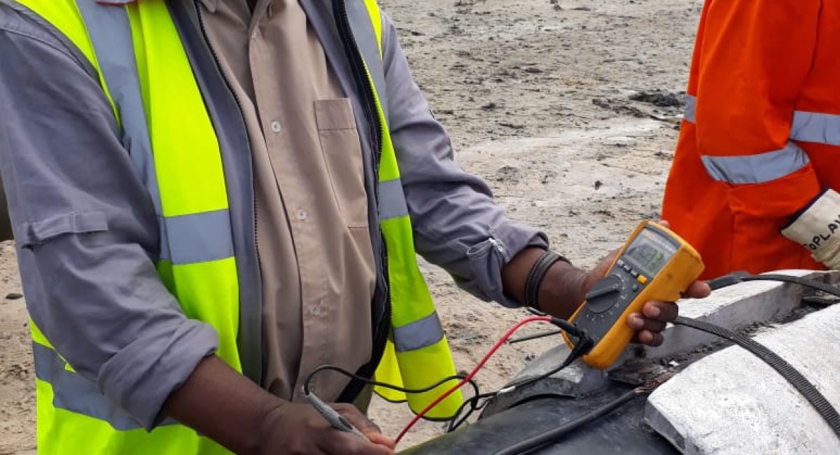 Installatiom sacrificial Anode for submerged pipeline crossing indian Ocean (Aluminium bracelet anode). 3